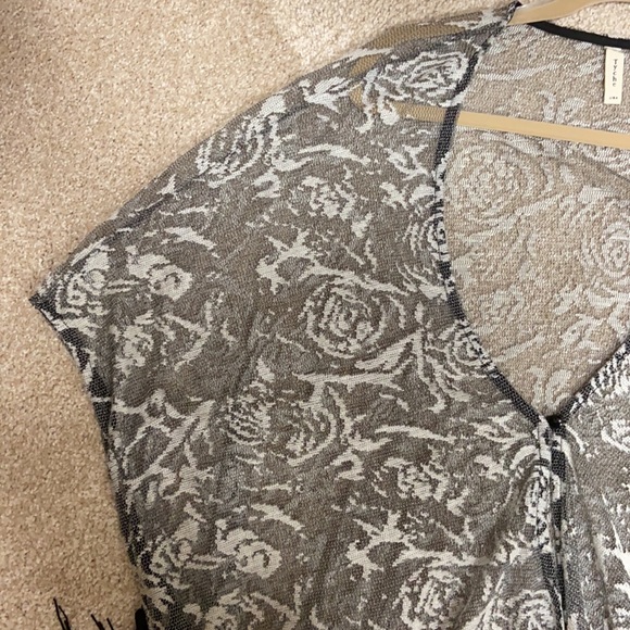 TYCHE LACY Shawl and Cover Up Rose Pattern One Size - Picture 10 of 11